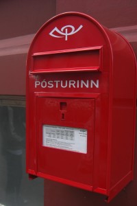 Los buzones de correos (Posturinn) de Islandia son de color rojo. Foto de KIT_Nero.