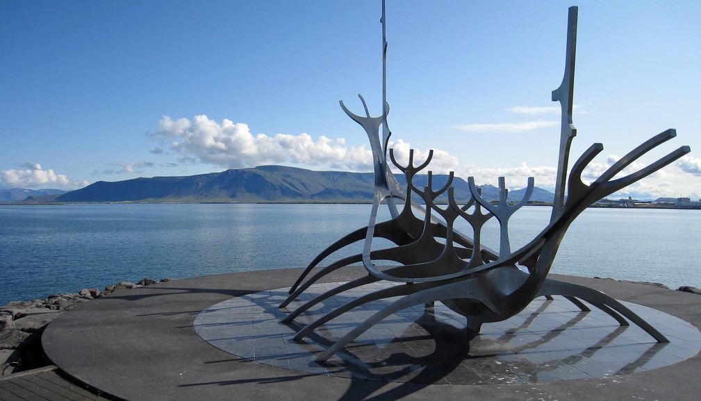 La escultura del barco vikingo, un lugar de visita obligada para los turistas que recorren el puerto de Reykiavík. Foto de sophieatkinson.