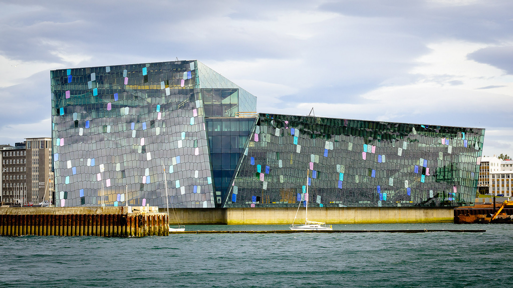 El Harpa Concert Hall es uno de los edificios más modernos de Reykiavík, con esa forma cúbica y esa fachada caleidoscópica. Además, está situada en un marco ideal, junto al mar. Foto de Pedro Kok.