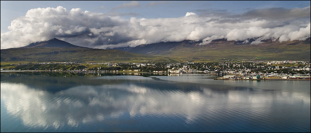 Vista de Akureyri desde el lado este del fiordo en donde se encuentra. Foto de Jose Luís Martinéz.
