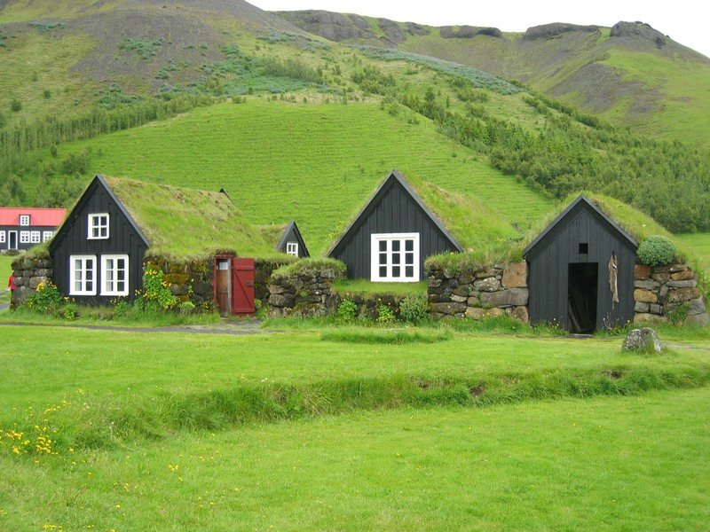 Casas semienterradas con el tejado tradicional de turba.