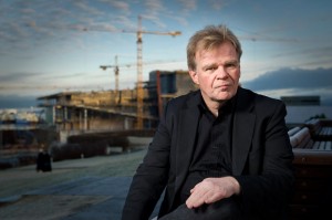 Einar Már Guðmundsson, delante de las obras del HARPA. EL escrior ha sido uno de los principales comentaristas y activistas durante la crisis islandesa.