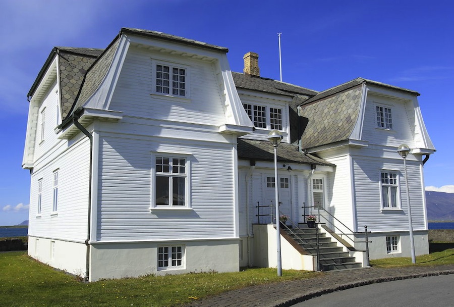 La Casa Hofdi, un palacete situado en el paseo marítimo de Reykiavík, seguramente uno de los edificios más bellos de la ciudad. Foto de anhastudio.
