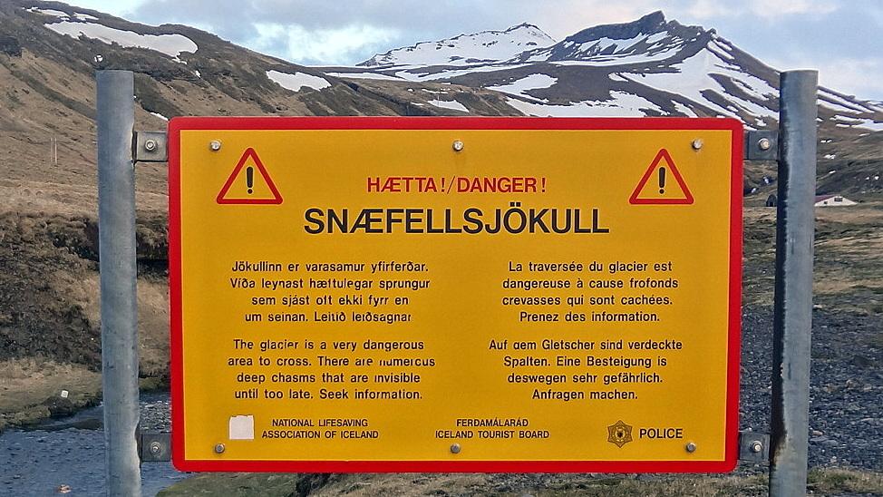 El respeto de las consignas de seguridad es indispensable en un viaje, más en Islandia. No se aventure fuera de los recorridos balizados.