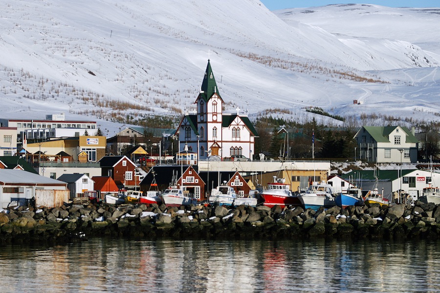 Husavík es uno de los pueblos más bellos del norte de Islandia, con sus casas de madera de colores situadas en el puerto.
