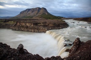 Preciosa estampa de la cáscada de Þjófafoss, cerca de los paisajes lavícos de Merkurhraun.