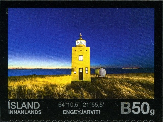 El Faro de Engey se ve desde Reykiavik, amarillo que grita en el blanco del invierno islandes. Foto de Postur.