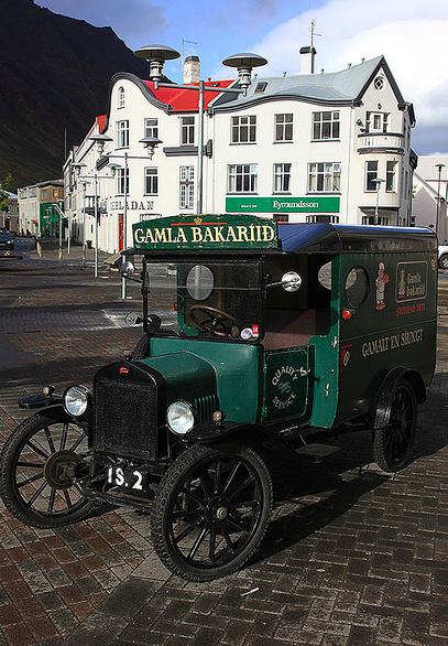 Calles y edicios de época, de otra época ya pasada pero que ha dejado su huella en Isafjordur.