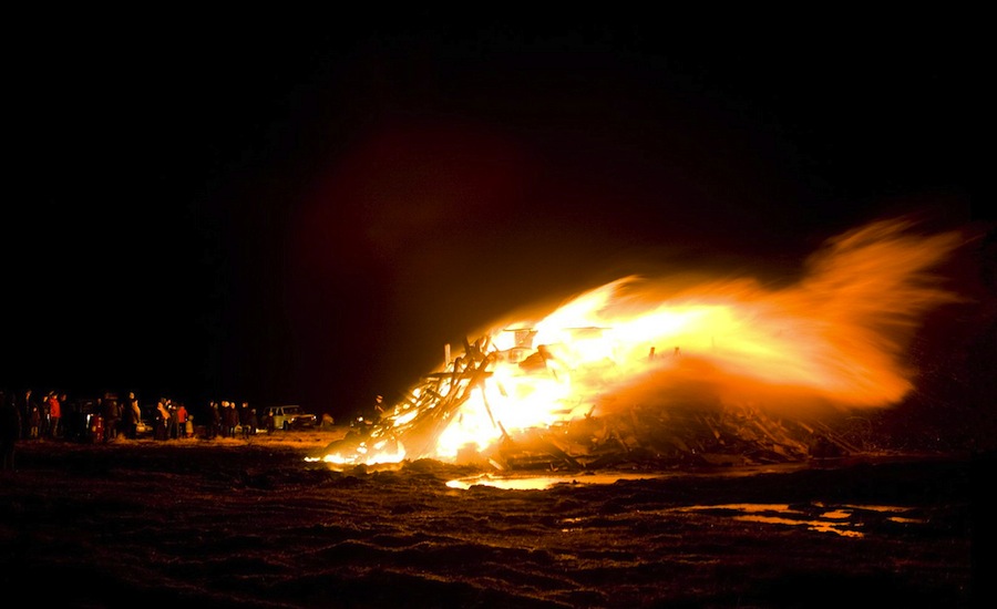 Miles de habitantes de Reykjavik se reúnen en Nochevieja en torno a las típicas hogueras de Nochevieja despidiendo el año. Foto de Dísin.