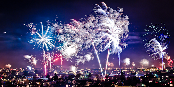 La belleza de Reykjavík se multiplica en Nochevieja con el impresionante festival de fuegos artificiales lanzados desde todas las casas de la capital. Una experiencia única. Foto de Flugufrelsari.