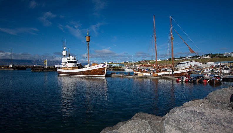 Puerto y barcos en Husavik.