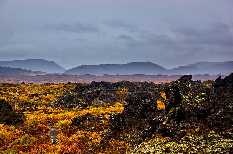 Paisaje otoñal de los acantilados de los murmullos, (Whispering Cliffs Hljóðaklettar).
