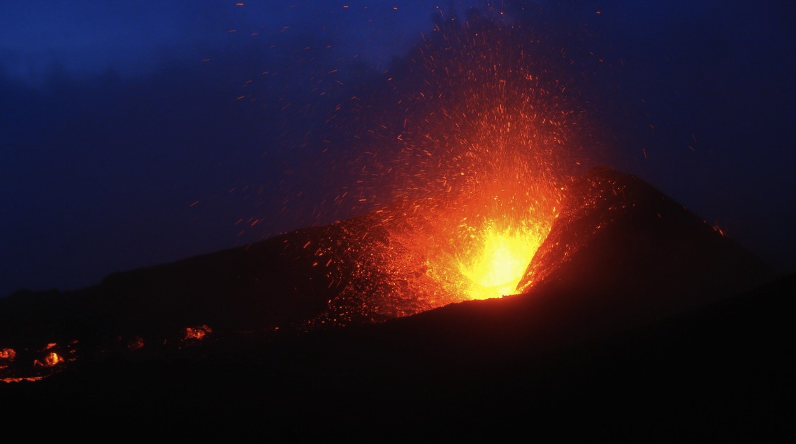 Erupción en la noche islandesa. Foto de Eydis.