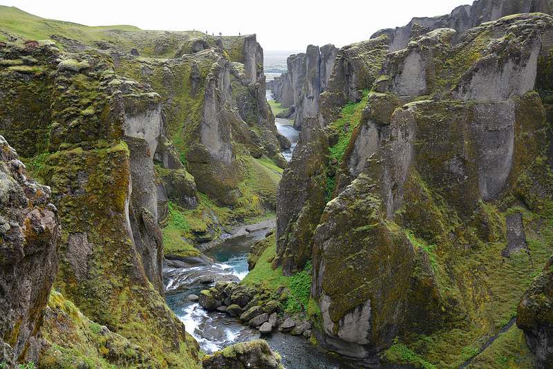 Cañón de Fjadrargljufur a un paso del pueblo de Kirkjubaejarklaustur.