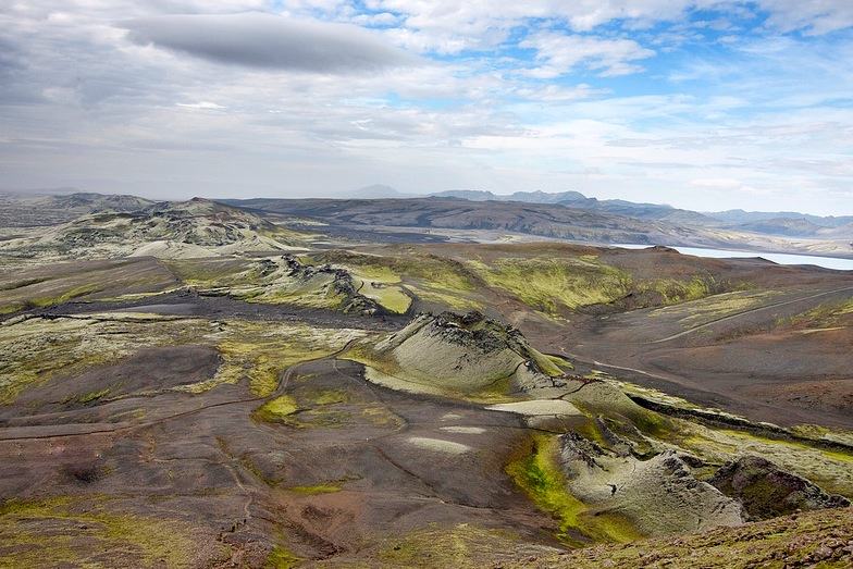 En la foto se observa bien la cresta de volcanes que fisura el paisaje de Lakagígar.