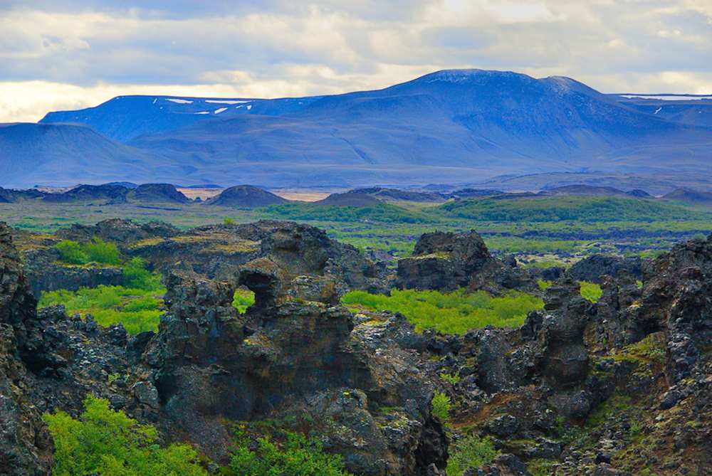 En la excursión podrán visitar Dimmuborgir, en la zona de Myvatn, con sus extrañas formaciones rocosas que parece que comunican la tierra con las zonas infernales, según la mitología islandesa y es morada de trolls, elfos,...Foto de Gudmundur Gunnarsson.
