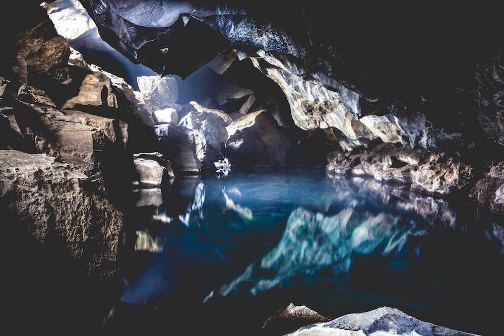 La cueva de Grjotagja (Grjótagjá), donde John Snow e Ygritte tuvieron su primer encuentro amoroso. Un lugar magnífico que podrán conocer en la excursión por la ruta de Juego de Tronos. Foto de Julien Lavallé.