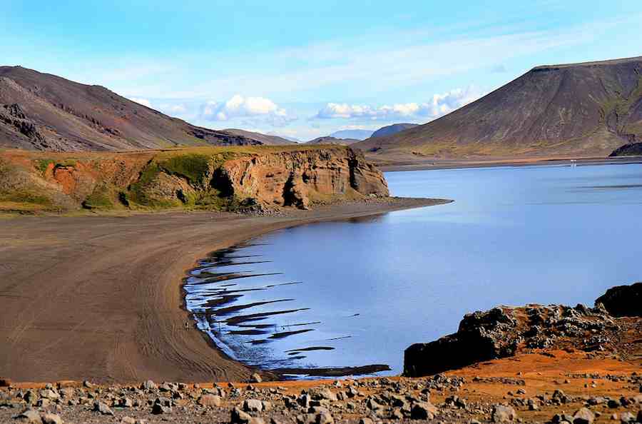 Lago Kleifarvatn, paisajes increíbles tanto dentro como fuera del agua.