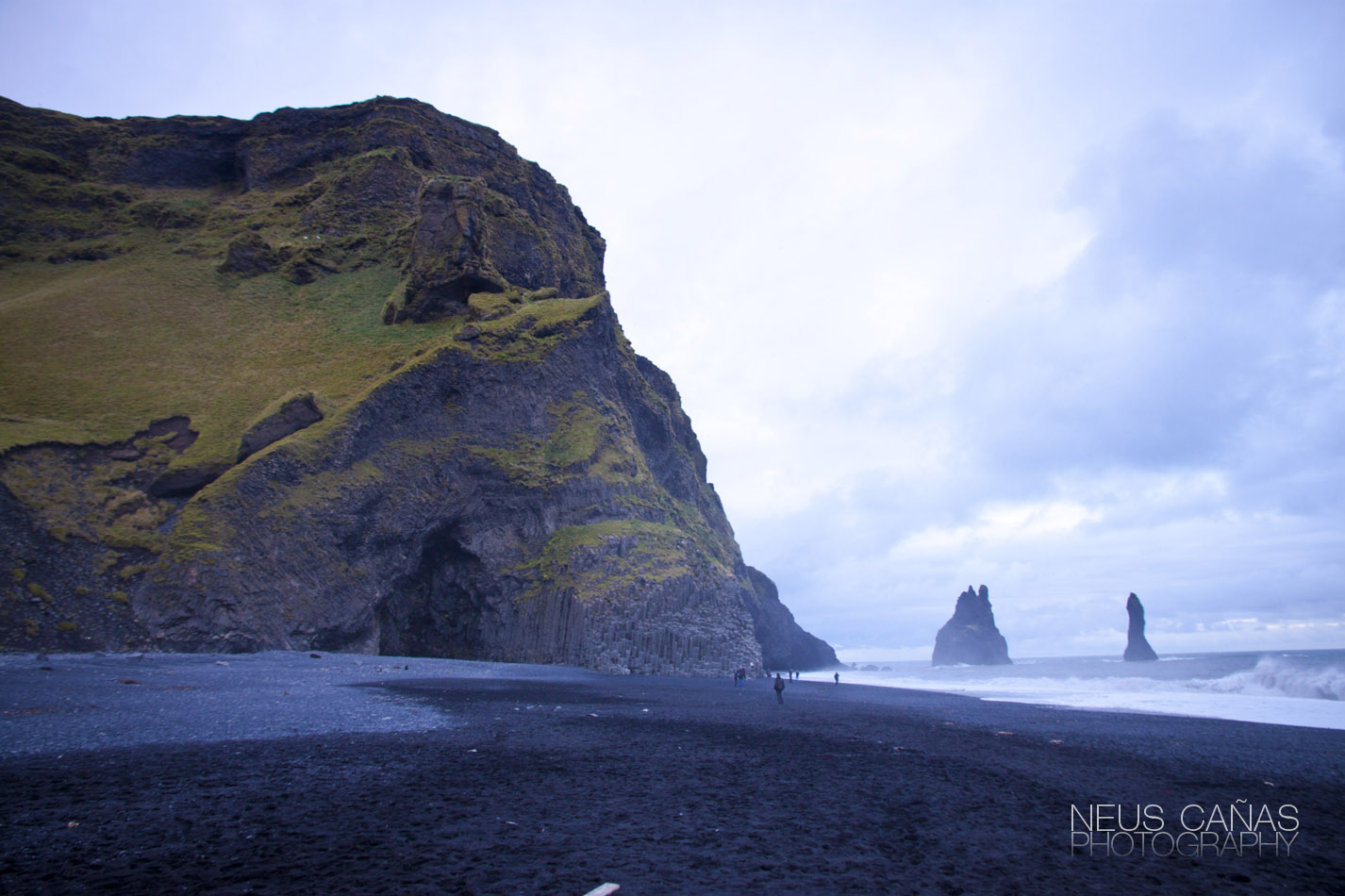 Acantilados y columnas basálticas de Reynisfjall junto a Vik. ©Neus Cañas.