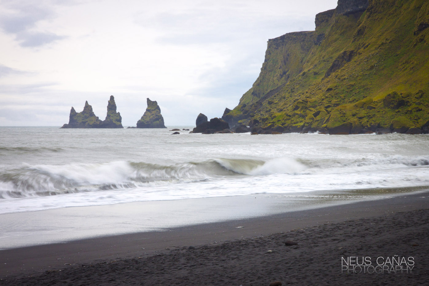 Playa de Vik y las columnas o agujas de Reynisdrangar, al píe del cabo de Reynisfjall. ©Neus Cañas.